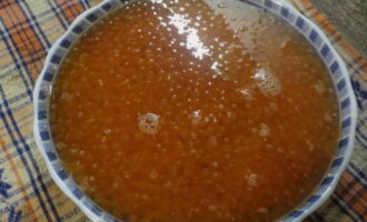 En los 500 ml restantes de agua, mezcle sal: 50 gramos. Sumergimos aquí el caviar y lo salamos durante 15 minutos.