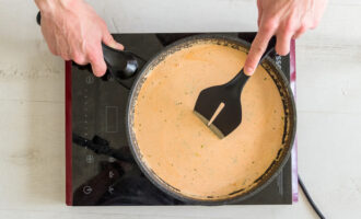 Tempere o molho com sal e pimenta a gosto, cozinhe em fogo baixo por 7 minutos e depois acrescente as ervas picadas. Retire o molho do fogo.