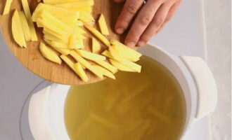 Mettez les pommes de terre dans une casserole et faites cuire à feu modéré.