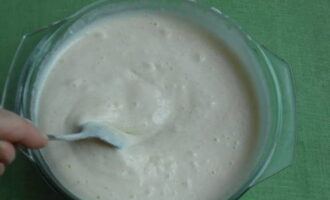 Combine a mistura de kefir com a massa de ovo e misture vigorosamente.