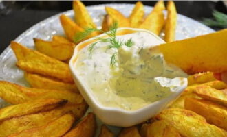 Fertig sind die Ofenkartoffeln im Landhausstil! Nehmen Sie eine Probe und genießen Sie es, ohne darauf zu warten, dass es abgekühlt ist. Guten Appetit!