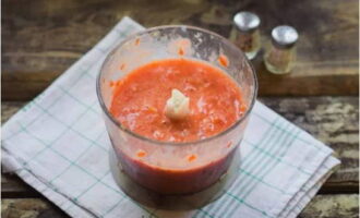 Pureer tegelijkertijd verse tomaten in een blender tot een puree-consistentie.