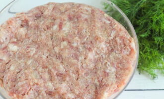 Mix the minced meat thoroughly until smooth. If it turns out too thick, you can add a little cold water.