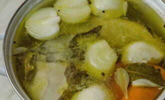 Voeg groenten, peperkorrels en laurierblaadjes toe aan de bouillon met tong en laat nog 20-25 minuten koken.