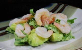 Add boiled shrimp to the salad and you can serve the appetizer on the table. Bon appetit!