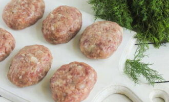 With wet hands we form neat cutlets from the minced meat.