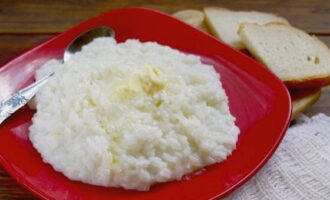 Il classico porridge di riso in una casseruola sul fornello è pronto. Servire con un pezzo di burro.