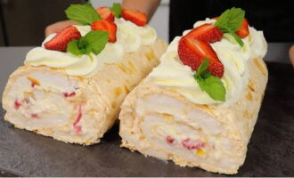 Meringue roll je pripravljen! Ohlajeno sladico okrasimo s svežo meto in jagodami. Uživajte v čaju!