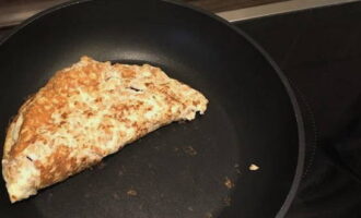 Om de pannenkoek in zijn geheel uit de pan te halen, raden wij aan hem dubbel te vouwen en met een spatel op te tillen.