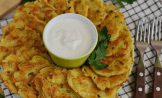 Kartoffelpuffer nach dem klassischen Rezept sind fertig! Schön auf eine Servierplatte legen und servieren, ohne auf das Abkühlen zu warten. Guten Appetit!