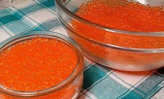 Pagkatapos ay ihalo ang produkto sa langis ng oliba. Ngayon alam mo na kung paano mag-pickle ng trout caviar nang mabilis at masarap sa bahay. Tandaan!