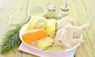 How to make delicious chicken soup? We peel and rinse the vegetables, rinse the meat and herbs.