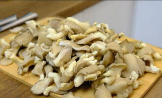 Les pleurotes marinés peuvent être préparés facilement et rapidement à la maison. Tout d’abord, lavez soigneusement les champignons et coupez-les en petits morceaux si vous le souhaitez.