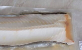 How to cook a delicious catfish dish? First, defrost the fish naturally.