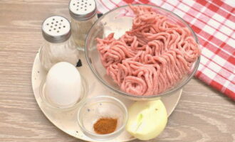 Meatballs for soup are very easy to prepare. We will prepare the necessary products according to the list. Defrost minced meat in advance.