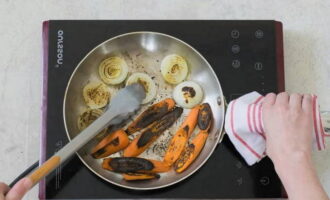 Hvordan lage den deiligste borscht? Vi kutter en løk og en gulrot i store biter og steker til de er veldig gyldenbrune i en stekepanne. Kok grønnsaker uten olje, på en tørr overflate.