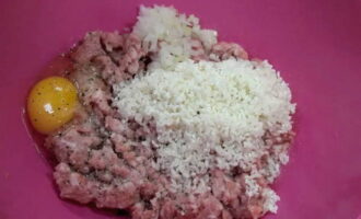 ¿Cómo cocinar las clásicas albóndigas con arroz? Coloca la carne picada en un recipiente ancho y hondo y mezcla con cereal lavado, huevo, media cebolla picada, sal y pimienta negra.