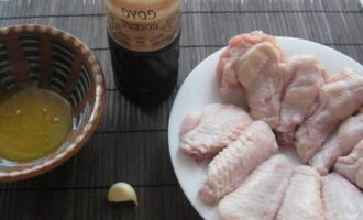 Come cucinare deliziose ali di pollo? Prepareremo i prodotti necessari secondo l'elenco. Puoi tagliare le punte delle ali, poiché bruciano fortemente una volta cotte.