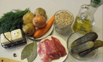 Hoe rassolnik bereiden volgens het klassieke recept? We leggen de hierboven genoemde producten op tafel.