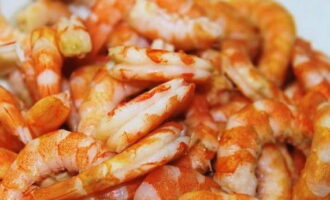 Com fer pasta de gambes a casa? En primer lloc, ens armem amb unes tisores de cuina i netegem les gambes, sense oblidar-nos de treure els intestins.