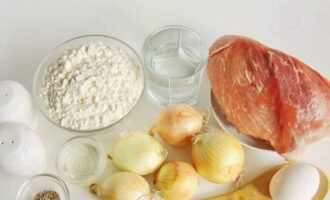 Como preparar em casa um suculento manti com carne picada e cebola? Coloque os produtos listados na mesa.