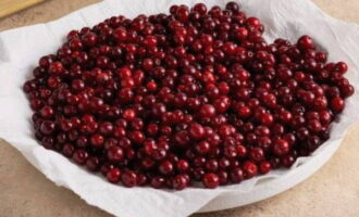 Paano gumawa ng masarap na sarsa para sa karne sa bahay? Pagbukud-bukurin ang mga lingonberry at hugasan ang mga ito sa ilalim ng gripo na may malamig na tubig.