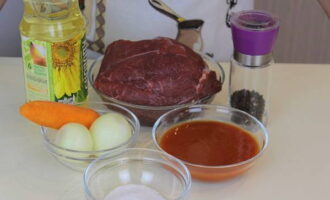 How to cook soft beef stew with gravy in a frying pan? Prepare all the necessary ingredients for stewing tender beef. Peel the onions and carrots.