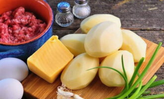 Como preparar a caçarola de batata no forno? Medimos a quantidade necessária de todos os produtos de acordo com a lista.Primeiro descasque as batatas e lave-as em água corrente.