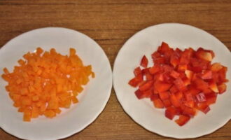 Paano magluto ng masarap na malambot na bigas na may mga gulay? Balatan ang mga bell pepper at gupitin sa maliliit na cubes.Pinutol namin ang mga peeled na karot sa parehong paraan.