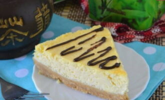 Classic cheesecake at home is ready! Serve to the table, cut into portions. Enjoy your tea! 