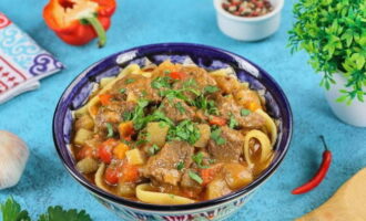 Il classico lagman a casa è pronto! Disporre le tagliatelle in ciotole porzionate e versarle generosamente sopra il ragù e le verdure. Buon appetito!