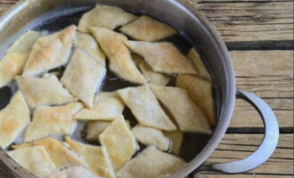 Die Brühe abseihen und zum Kochen bringen, die Teiglinge 7-10 Minuten kochen lassen.