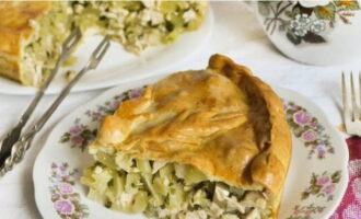 Le Kurnik au poulet et aux pommes de terre au four est prêt ! Laissez les produits de boulangerie refroidir légèrement et prélevez un échantillon. Bon appétit!