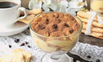 Klassieke tiramisu thuis is klaar. Serveer aan tafel!