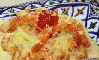 La pasta de gambes està llesta! Disposem el menjar en plats racionats i decorem amb marisc que prèviament reservem.Si voleu, decoreu amb un grapat de caviar vermell. Bona gana!