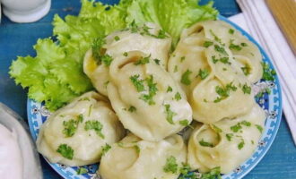 Sirva manti caliente y jugoso en la mesa, espolvoree con hierbas. ¡Buen provecho!