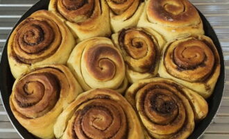 Magluto sa 180 degrees sa loob ng 25 minuto at ihain nang mainit o pinalamig. Ang mga cinnamon roll ay handa na sa oven! Bon appetit!