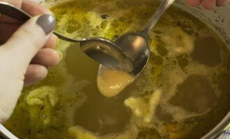 Mergulhe a massa resultante na sopa com uma colher.