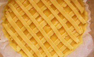 Ricoprire il ripieno con strisce di pasta a forma di reticolo e mettere il dolcetto in forno preriscaldato a 180° per 30 minuti.