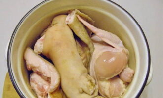 Puliamo il maiale dallo sporco e dalle setole, eliminiamo il grasso in eccesso dal pollo, tritiamo gli zoccoli e mettiamo gli ingredienti in una grande casseruola.