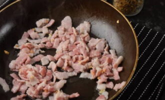 Heat the frying pan and pour in the crushed ingredients, fry over low heat for 4-5 minutes, stirring frequently.