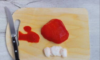 Peel the radishes and cut the heads into slices, remove the rough skin from the pepper.