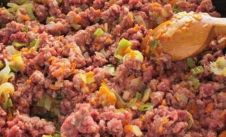 Adicione a carne picada aos legumes, misture bem e frite cerca de 5-7 minutos. Também enviamos temperos secos para cá.