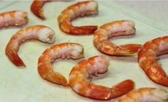 Per decorar el plat acabat, deixeu unes quantes gambes juntament amb la seva cua.