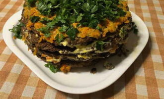 El pastel de hígado de res con zanahoria y cebolla está listo. ¡Sirve a la mesa!