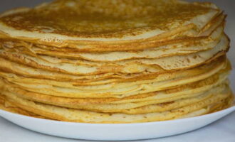 Les crêpes fines à la crème au kéfir avec des trous sont prêtes. Tu peux essayer!