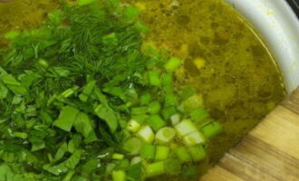 Ajoutez des herbes aromatiques à notre soupe, portez à nouveau à ébullition et éteignez le feu. Fermez ensuite la casserole avec la soupe avec un couvercle et laissez reposer 10 à 20 minutes.