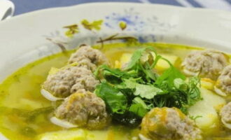 La soupe aux boulettes de viande hachées selon la recette classique est prête. Aide-toi!