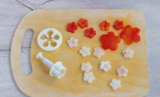 Using special molds or a knife, cut out flowers of different sizes from vegetables.