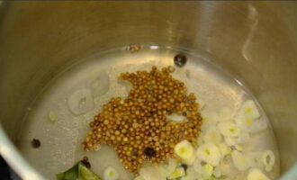 In einem Topf Wasser mit allen Gewürzen zum Kochen bringen.